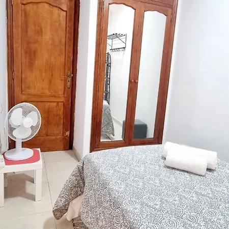 Almar Wego Alcala! Tenerife South- Private Rooms In Shared Apartment- Habitaciones Privadas Con Banos Compartido ゲストハウス Alcalá la Real
